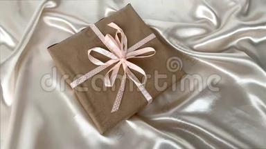 精美的白色丝绸织物上的手工纸上的礼物，上面有小褶皱，柔和流动，<strong>奢华</strong>，婚礼的概念